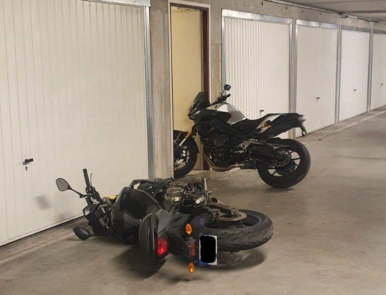 Se rompe la caja y se roba la moto, que cae al suelo