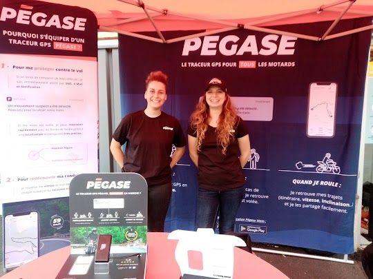 Alice Crié e Judith Tavernier di SMT Performances sullo stand di Pegase Moto