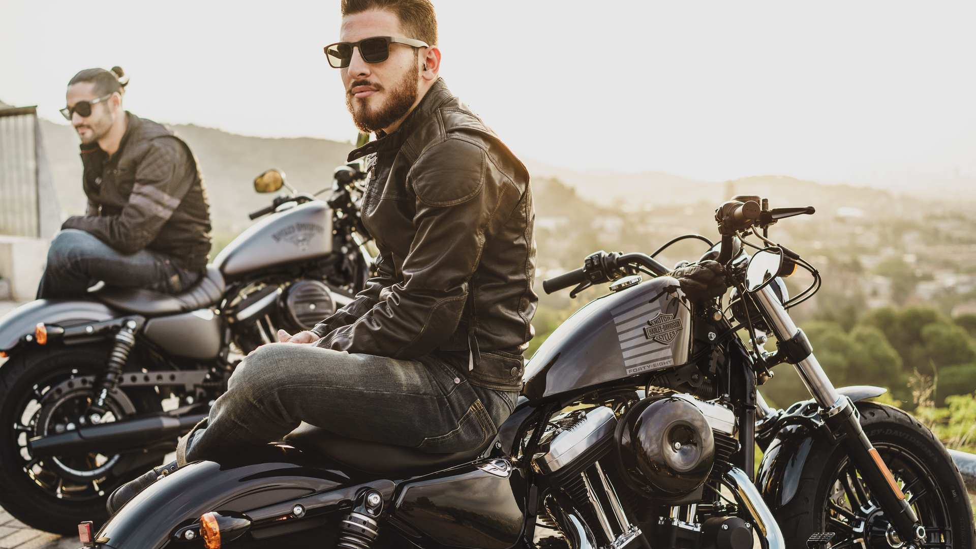 deux motards assis sur la selle de leurs 2 roues attendent la fĂȘte des pĂšres
