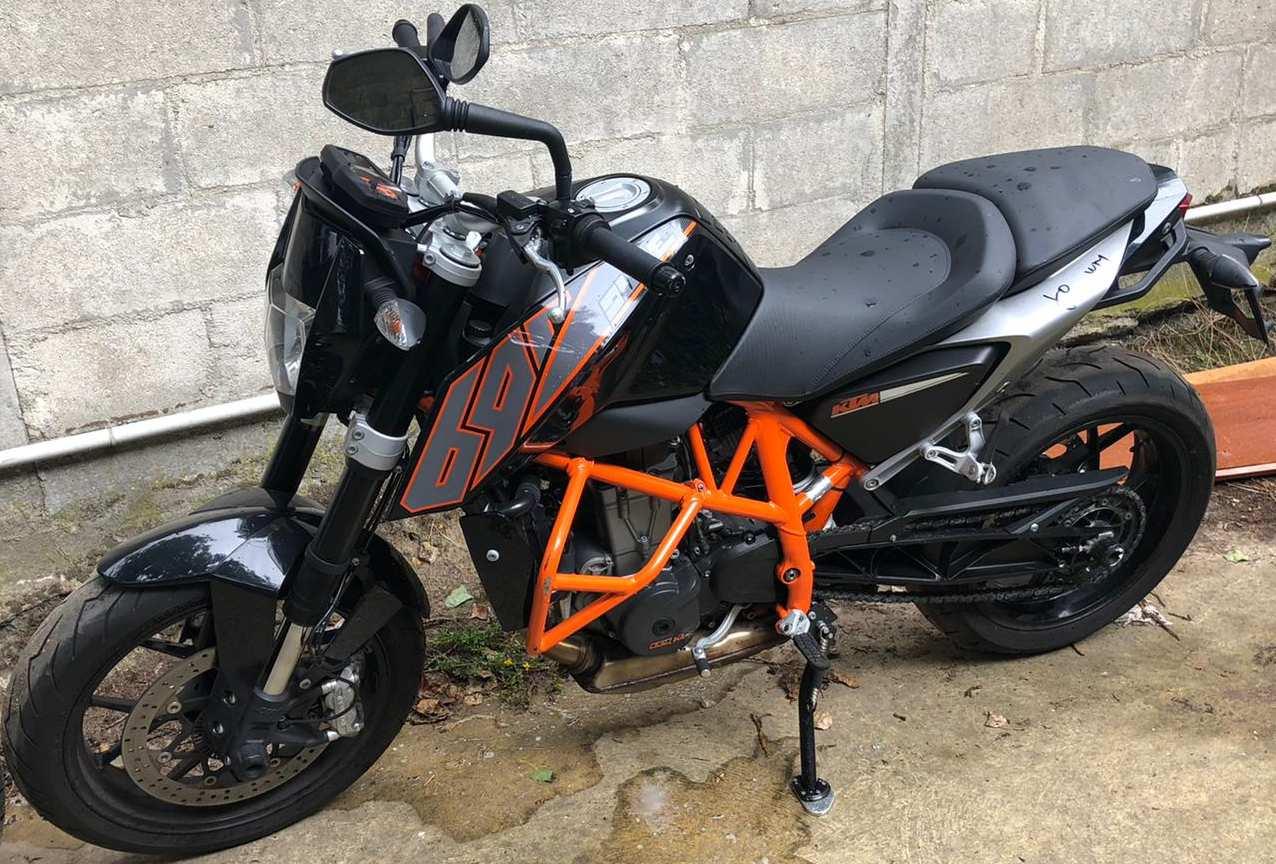 Schwarz und orange KTM 690 Duke